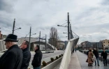 Des Kosovars albanais debout sur le pont principal de Mitrovica, le 1er février 2018