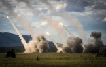 Des dispositifs lance-roquettes américains HIMARS font feu lors d'exercices conjoints avec l'Australie, le 22 juillet 2023 à Shoalwater Bay, en Australie
