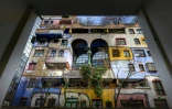 La Maison Hundertwasser, conçue par l'artiste et architecte autrichien Friedensreich Hundertwasser, à Vienne, le 28 février 2024
