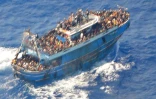 Image diffusée par les garde-côtes grecs le 14 juin 2023 d'une vue aérienne prise depuis un hélicoptère de sauvetage d'un bateau de migrants au large de la péninsule du Péloponnèse, le 13 juin 2023