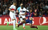 L'attaquant du PSG Ousmane Dembele aux prises avec son partenaire de l'équipe de France Jules Koundé, sous le maillot du Barça mardi en quart de finale retour de Ligue des champions à Barcelone.