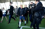 Le candidat à la présidence du parti d'extrême droite français Reconquete !, Eric Zemmour, quitte un terrain de football lors d'une visite de campagne à Aix-en-Provence le 2 avril 2022