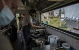 Le cuisinier Pierre-André Aubert dans la cuisine du restaurant "Présage" alimentée en énergie solaire, le 4 juin 2021 sur les hauteurs de Marseille