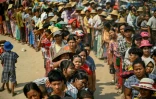 Des personnes font la queue pour recevoir l'aide alimentaire, le 3 avril 2025 à Sagaing, suite au tremblement de terre du 28 mars en Birmanie