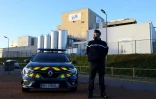 Un gendarme devant l'usine Lactalis de Craon, le 17 janvier 2018