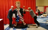 Matt Braynard (G) aide l'artiste Tommy Zegan (D) à installer sa statue de Donald Trump, à Orlando, en Floride le 27 février 2021