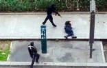 Image tirée d'une vidéo, filmée par un habitant, montrant les frères Kouachi armés de Kalachnikov abattant le policier Ahmed Merabet après avoir attaqué le journal satirique Charlie Hebdo, le 7 janvier 2015