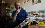 Le soldat ukrainien d'origine géorgienne, Daviti Souleymanishvili, amputé de la jambe gauche, lors d'une interview avec l'AFP,  dans l'appartement d'un ami, le 24 mai 2022 à Kiev