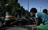 Des habitants assistent à la démolition des cases en tôle du bidonville Talus 2, le 22 mai 2023 à Mayotte
