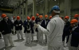 Des représentants de Greenpeace et des médias visitent la nouvelle enceinte de confinement de la centrale nucléaire de Tchernobyl, le 9 avril 2026 en Ukraine