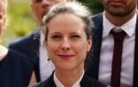 Julie Castets, candidate du NFP au poste de Premier ministre, quitte l'Elysée après une rencontre avec le président Emmanuel Macron, le 26 août 2024 à Paris
