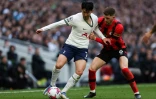 Le Coréen Son Heung-min des Tottenham Hotspur lutte contre l'Ecossais Chris Mepham de Bournemouth dans le stade de Tottenham à Londres le 15 avril 2023 