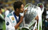 Le défenseur français du Real Madrid Raphael Varane embrasse la "coupe aux grandes oreilles", après une nouvelle victoire finale en Ligue des champions, le 26 mai 2018 à Kiev