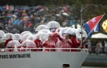 Le défilé de la délégation cubaine sur la Seine et sous la pluie lors de la cérémonie d'ouverture des Jeux de Paris, le 26 juillet 2024  