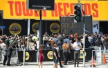 Des fans du groupe de hard rock américain Guns N' Roses à la recherche d'un billet pour le concert surprise que donne le groupe à Los Angeles le 1er avril 2016