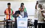 Le président sortant et candidat à la présidentielle ivoirienne Alassane Ouattara vote à Abidjan le 25 octobre 2025