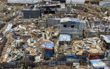 Des abris et des maisons détruits dans la ville de Vahibe, à la périphérie de Mamoudzou, sur le territoire français de Mayotte dans l'océan Indien, une semaine après le passage du cyclone Chido sur l'archipel, le 24 décembre 2024 