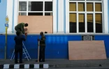 Des gens protègent leurs habitations avant l'arrivée de l'ouragan Matthew à Santiago de Cuba le 2 octobre 2016
