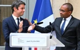 Gabriel Attal (g), nouveau ministre de l'Education, lors de la passation de pouvoir avec son prédécesseur Pap Ndiaye, le 20 juillet 2023 à Paris