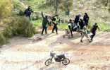 Des secouristes transportent un blessé ciblé par des tirs israéliens à Chaqra, dans le sud du Liban, où des déplacés voulant rentrer chez eux ont tenté de braver l'armée israélienne, qui a procédé à des tirs meurtriers, le 26 janvier 2025