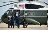 Le président américain Donald Trump et son épouse Melania à la Base Andrews pour embarquer à bord d'Air Force One à destination de Rome, le 25 avril 2025 dans le Maryland
