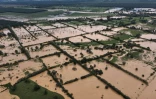 Vue aérienne des inondations après le passage de l'ouragan Eta, le 5 novembre 2020 à Puerto Barrios, au Guatemala