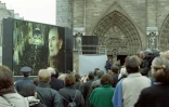 Le 11 janvier 1996 sur le parvis de Notre-Dame, un écran géant retransmet la cérémonie d'hommage au président François Mitterrand qui se tient dans la cathédrale