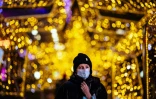 Une passante dans les rues illuminées de Moscou, en Russie, le 15 décembre 2020