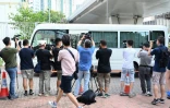 Un véhicule transportant vraisemblablement les deux dirigeants du quotidien pro-démocratie Apple Daily arrive au tribunal de Hong Kong, le 19 juin 2021