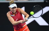 L'Américaine Amanda Anisimova, lors de sa victoire face à la tenante du titre, la Japonaise Naomi Osaka, 4-6, 6-3, 7-6 (10/5), au 3e tour de l'Open d'Australie, le 21 janvier 2022 à Melbourne