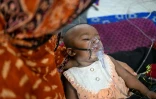 Un enfant reçoit un traitement contre la rougeole à l'hôpital Shishu, le 4 septembre 2026 à Dacca, au Bangladesh