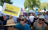 Des personnes manifestent contre Marine Le Pen, avant sa visite accompagnée du président du RN, Jordan Bardella, à La Flèche, le 8 juillet 2026 dans la Sarthe, au lendemain de l'annonce de sa candidature à la présidentielle de 2027 et de sa condamnation en appel dans l'affaire des assistants parlementaires européens