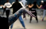 "Dans les émissions de télévision, on ne peut pas montrer de tatouage", explique le propriétaire d'un atelier de danse