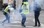 "Gilets jaunes" tentant d'éviter les gaz lacrymogènes de la police, à Nantes, le 26 janvier 2019