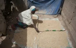 Une femme fait sécher du grain dans le camp de personnes déplacées de Dikwa, dans le nord-est du Nigeria, le 15 février 2017