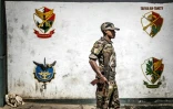 Au lendemain de sa prise de pouvoir, un soldat de l'unité Capsat surveille l'accès à sa base militaire à Antananarivo, le 15 octobre 2025