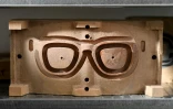 Un moule d'une d'une paire de lunettes dans les ateliers de Gold & Wood à Hosingen au Luxembourg, le 15 février 2020