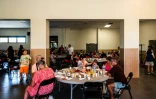 Des touristes et des personnes évacués prennent un petit déjeuner dans une salle à Canet-en-Roussillon (sud) le 3 juillet 2026.