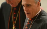 Le cardinal Daniel DiNardo et le cardinal Roger Michael mathony lors d'une prière dans la basilique Saint-Pierre au Vatican, le 6 mars 2013