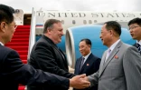 Le secrétaire d'Etat américain Mike Pompeo (g) est accueilli par son homologue nord-coréen Ri Yong Ho (2e d) et par Kim Yong Chol (c), le bras droit de Kim Jong Un, à son arrivée à l'aéroport de Pyongyang, le 6 juillet 2018 en Corée du Nord