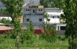 Le complexe résidentiel d'Abbottabad, le 2 mai 2011 au Pakistan, au lendemain de la mort du chef d'Al-Qaïda Oussama ben Laden tué dans le raid des forces spéciales américaines 