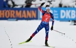 La Française Lou Jeanmonnot franchit la ligne d'arrivée de la poursuite de Hochfilzen le 14 décembre 2024