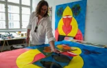L'artiste allemand Sebastian Koerbs montre des oeuvres dans son studio Ă Berlin, le 20 juin 2019