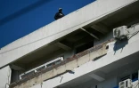 Un appartement endommagé après le crash d'un drone russe à Galati, en Roumanie, le 29 mai 2026