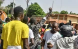 Des manifestants devant l'ambassade de France après un rassemblement en soutien aux militaires putschistes au Niger, le 30 juillet 2023 à Niamey