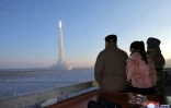 Photo non datée diffusée par l'agence nord-coréenne Kcna le 19 décembre 2023 du dirigeant nord-coréen Kim Jong Un (g) et de sa fille assistant au tir d'un missile Hwasong-18 de classe ICBM dans un lieu non précisé