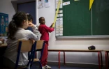 Des élèves de CE1  étudient selon la pédagogie Freinet, le 12 décembre 2016 dans une école publique du XXe arrondissement à Paris