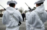 Emmanuel Macron (c) lors d'une cérémonie militaire au  camp de Mourmelon, le 1er mars 2018