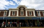 Des Zimbabwéens achètent des billets pour monter à bord du "train de la liberté, le 28 janvier 2019 à Bulawayo