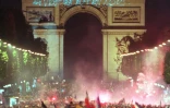 Foule de supporters sur les Champs Elysées après la victoire des Bleus face au Brésil en finale du Mondial-98 au Stade de France, le 12 juillet 1998